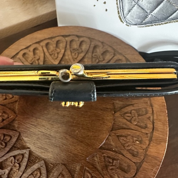 Gucci Horseshoe Black Leather Kiss Lock Wallet - Picture 8 of 12